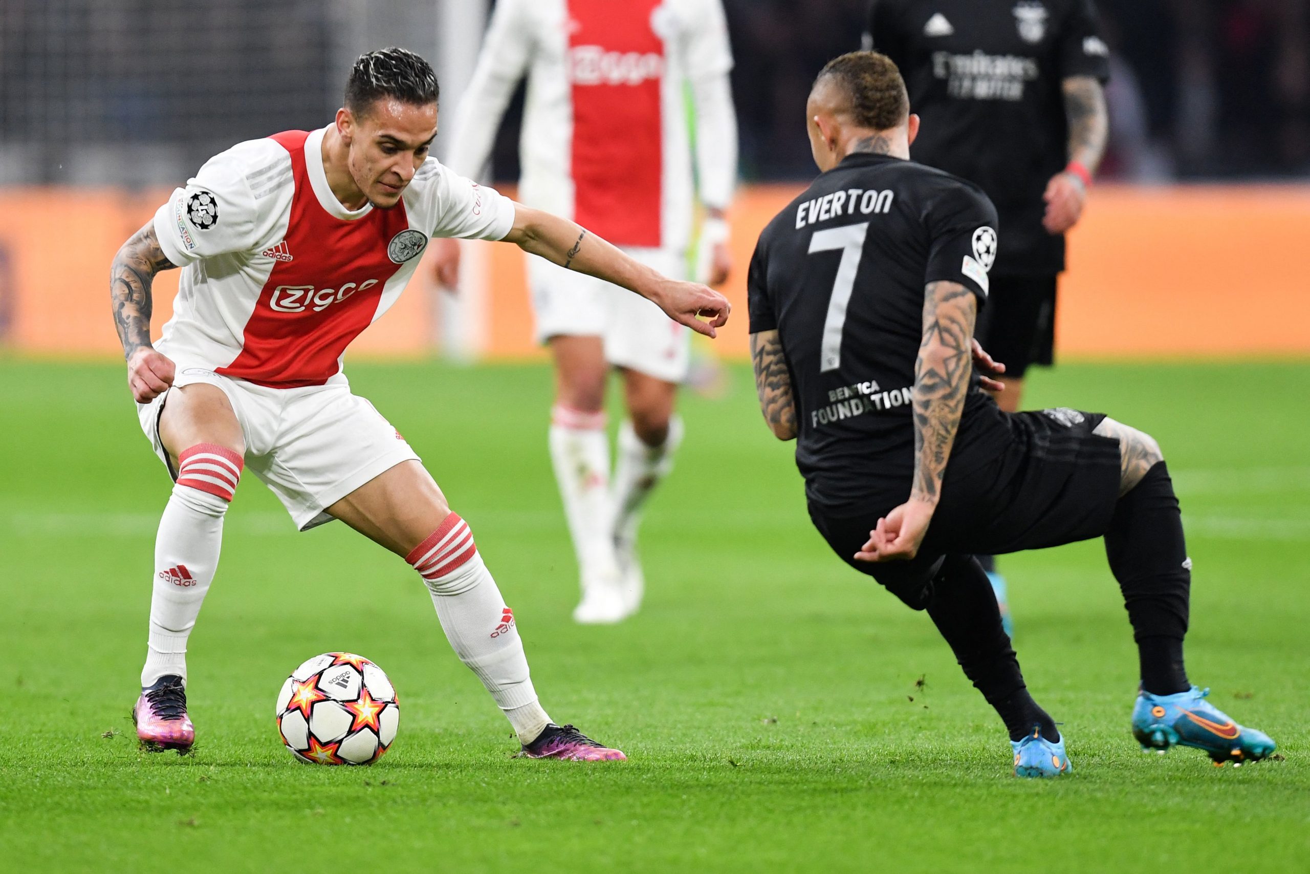 Ajax forward wants to join Manchester United immediately