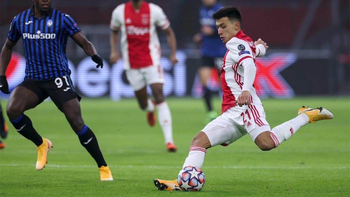 Manchester United secure second signing as Ajax bans player from training